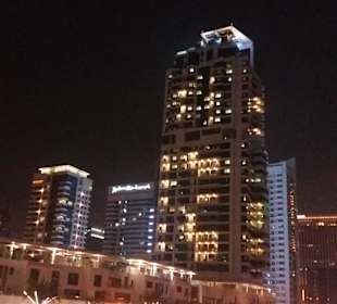 Dubai Marina durch die Wolkenkratzer bei Nacht