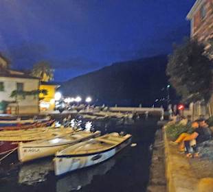 Der kleine Hafen am Abend