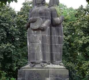 Denkmal "Drei Nornen" vor dem Nordfriedhof