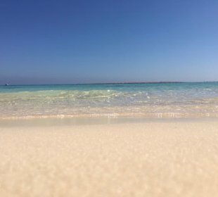 Weißer Sandstrand und klares türkisfarbenes Wasser