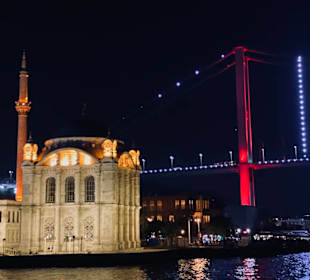 Die Moschee im Vordergrund 