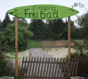 Eingang zu Pool und Liegewiese