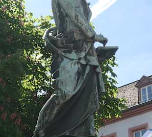 Blick zum Schillerdenkmal am Mainzer Schillerplatz