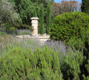 Brunnen vor dem Poolbereich Camping & Bungalows Le Serignan Plage