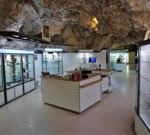 Verkaufsraum im Eingang der Grotte