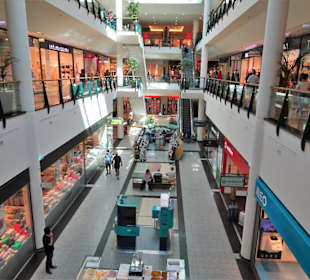 Rundgang durch das Einkaufszentrum Via Catarina
