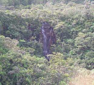 Einer der vielen kleineren Wasserfälle