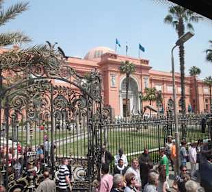 Vor dem Ägyptischen Museum in Kairo