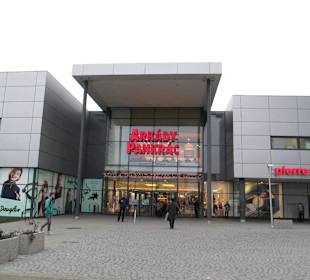 Shoppingcenter, von hier aus fährt die Metro