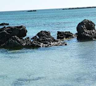 Felsformation vor dem Strand