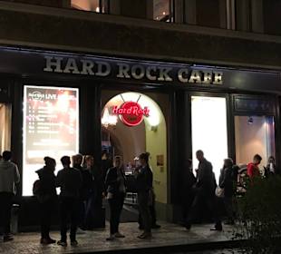 Auch vor dem Hard Rock Café ist was los