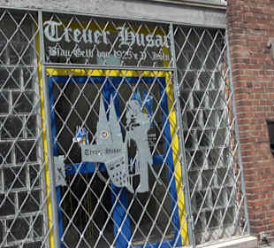 Haus Treuer Husar Blau-Gelb