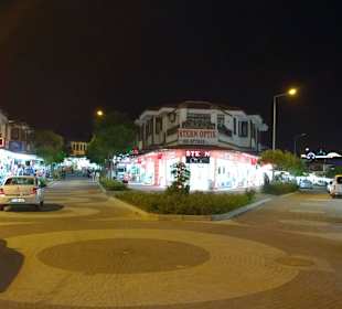 Shoppingmeile vor dem Hotel