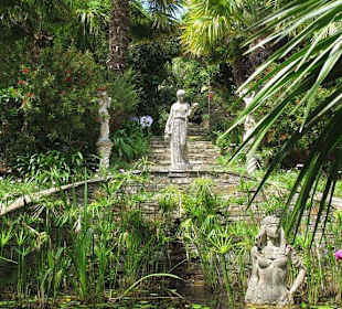 Wasserbecken mit Treppe