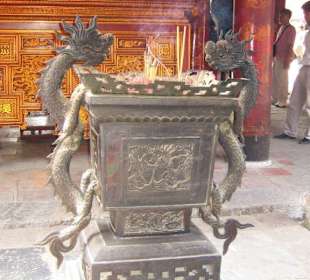 Räucheraltar vor dem Literaturtempel