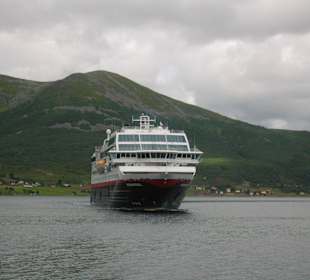 Einfahrt Midnatsol in Stokmarknes