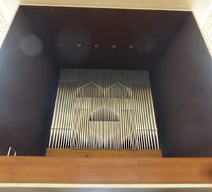 Besuch der neuen, modernen Herz-Jesu-Kirche