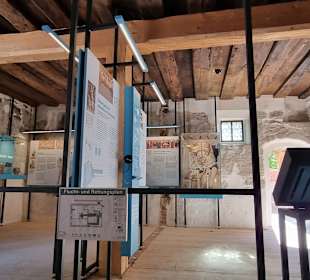 Überall Erklärungstafeln auch Audio