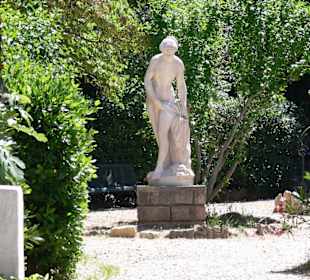 Schöne Figur im Park