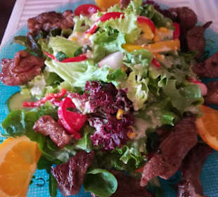 Salat mit Rumpsteak Streifen