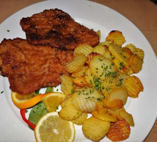 Wiener Schnitzel mit Bratkartoffeln in Huppendorf