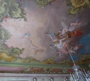 Das Deckengemälde des Rosenzimmers