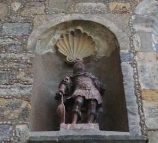 Figuren an der Außenwand