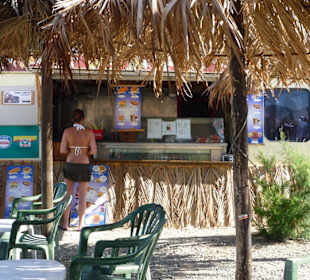 Kleine Strandbar am Komos Beach