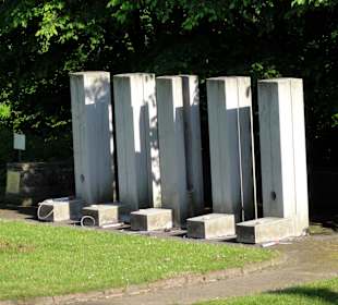 Der "KlangStelenKlan" aus schlesischem Marmor