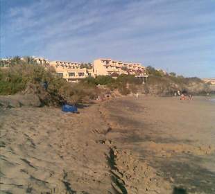 Blick vom Strand auf das Hotel