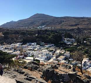 Blick vom Weg zur Akropolis über LIndos