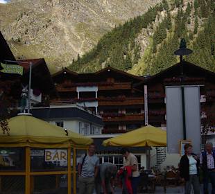 Vor der Bushaltestelle