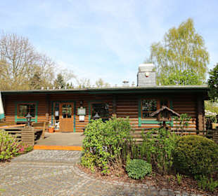 Terrasse und Blockhaus
