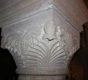 Kapitelle in der Krypta