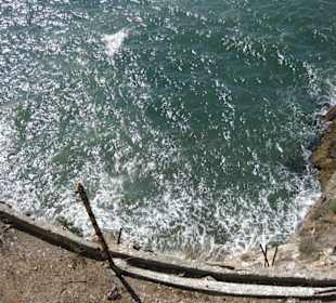 Steile Felsen um die Insel