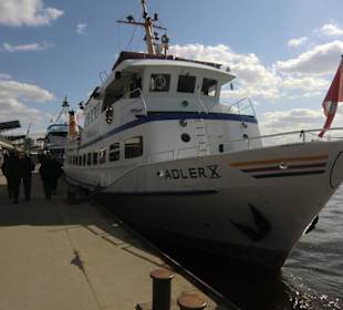 Eines von vielen Rundfahrschiffen