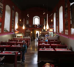 Kirchenbänke zu Tischen umfunktioniert