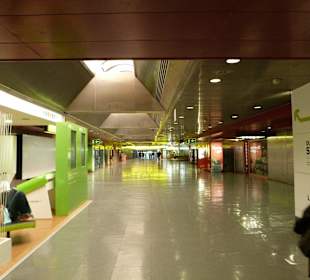 Terminal 1: Weg zu & an den Gates entlang