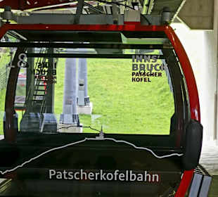 Die Bahn sieht sehr neu aus und wir sind fast alle