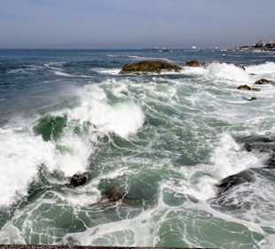 Wellen des Atlantiks an der Nordmole des Douro