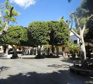 Platz vor der Kirche