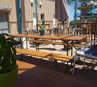 Tische vor dem "La Paëlla de la Mer"