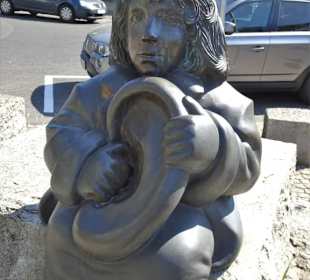 Ansichten des Momo-Denkmals in Hannover