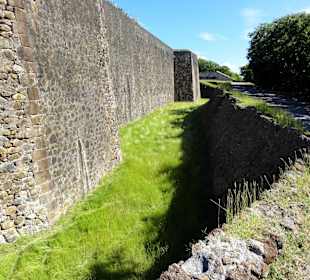 Mauern und Gräben des Forts