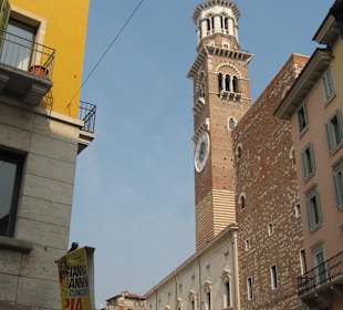 Überragender Turm Veronas