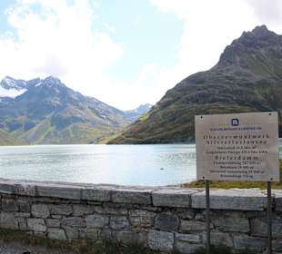 Blick über den Stausee mit Infotafel