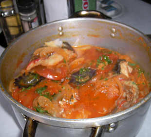 Fischtopf (Peixe) mit Lapas und Garnelen