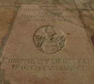 Marienkirche: diverse Gräber und Grabplatten