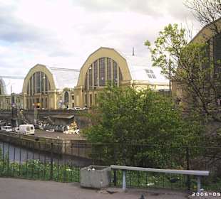 ehemalige Zeppelinhallen - jetzt großer Markt