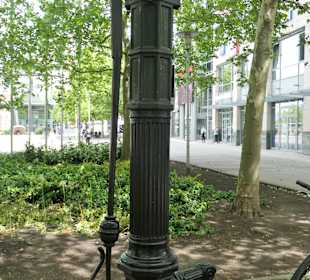 Historische Schwengelpumpe am Willy-Brandt-Platz